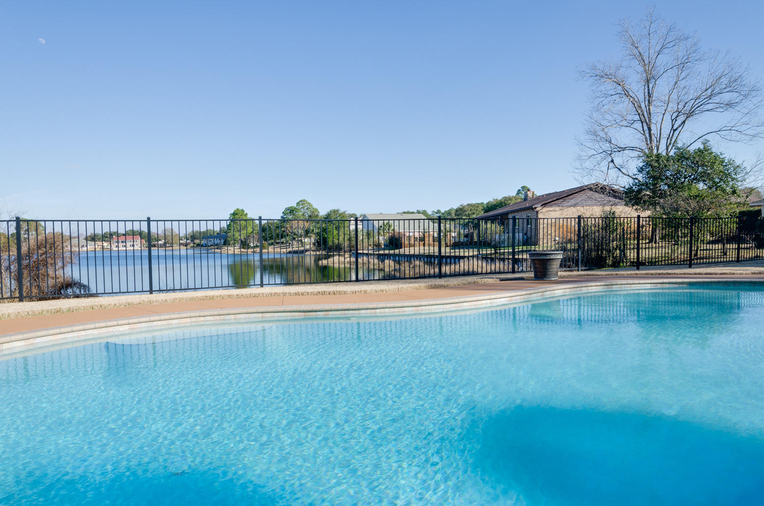 LAKE CHARLENE - Residential