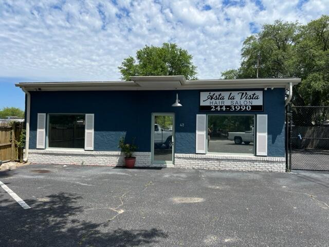 Prime location with multiple options for zoning. 2450 Sq. ft. salon with a spacious one bedroom apartment with a full bathroom and plenty of extra rooms. Call today to schedule your appointment.