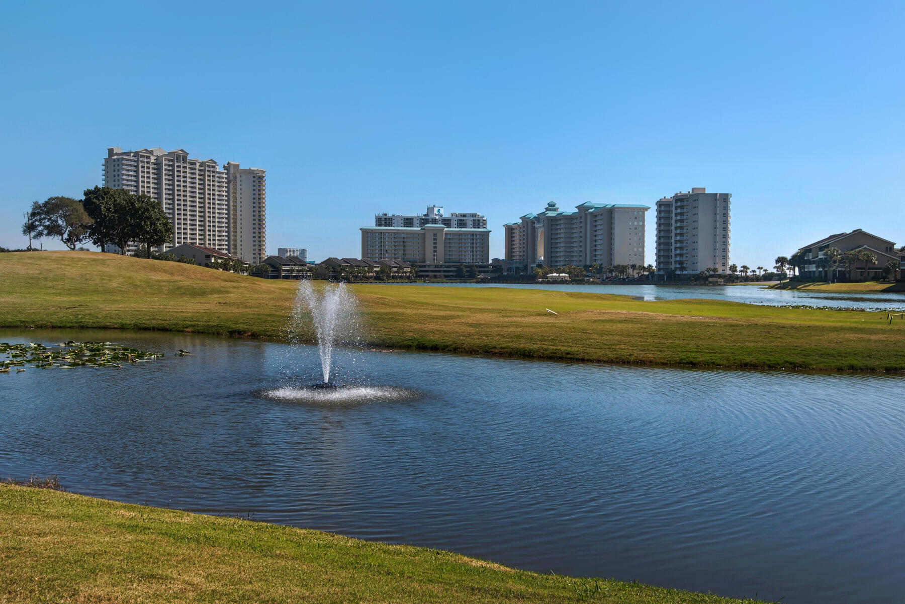 SEASCAPE CONDO GARDEN VILLA PH 3 - Residential