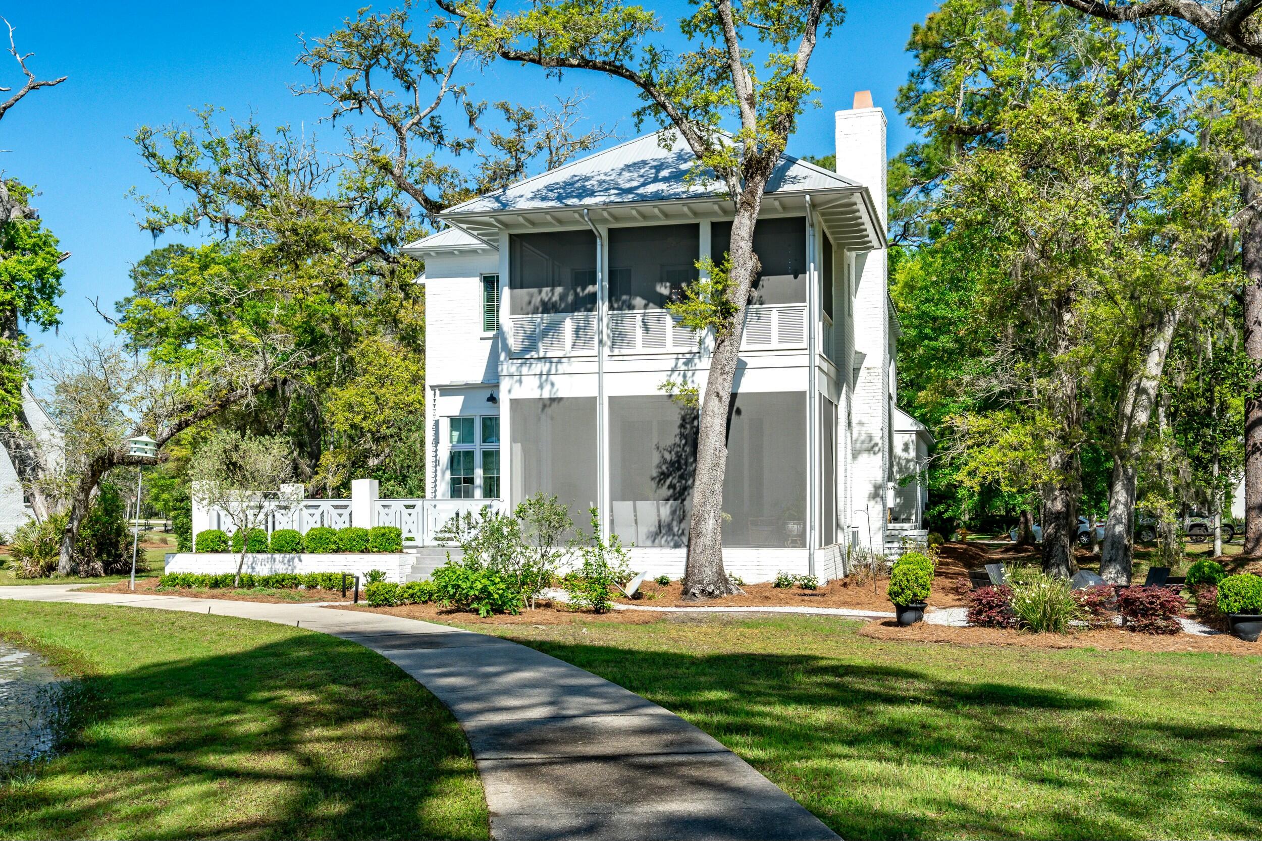 CHURCHILL OAKS - Residential