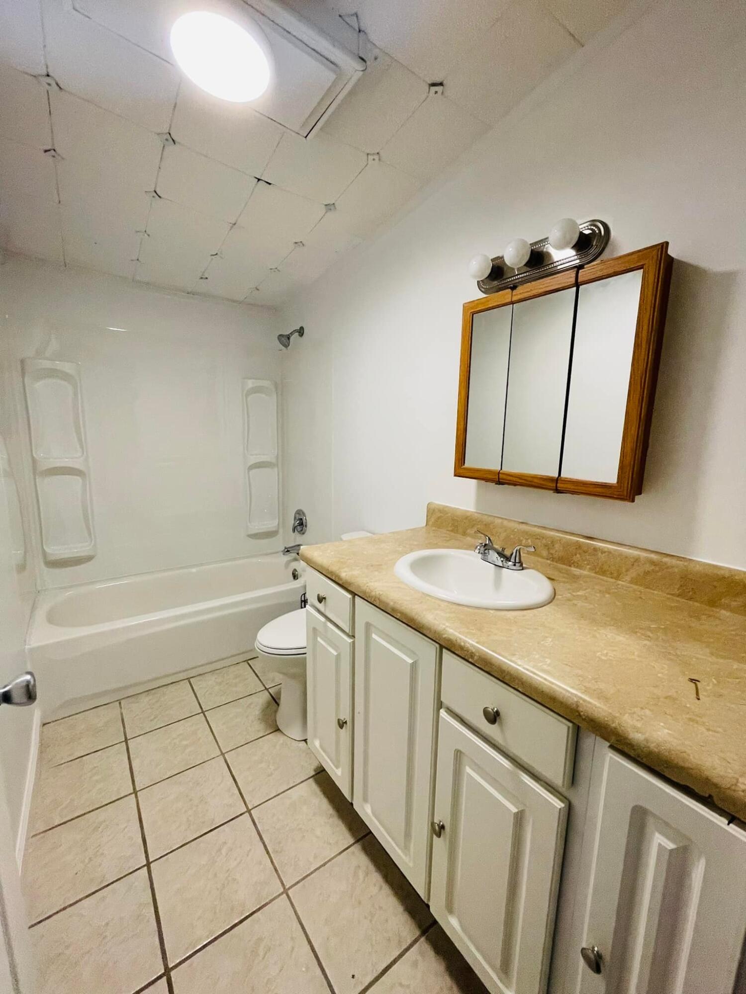 LOT 5 BLK 14 OAKWOOD HILLS UNIT I - Residential Lease