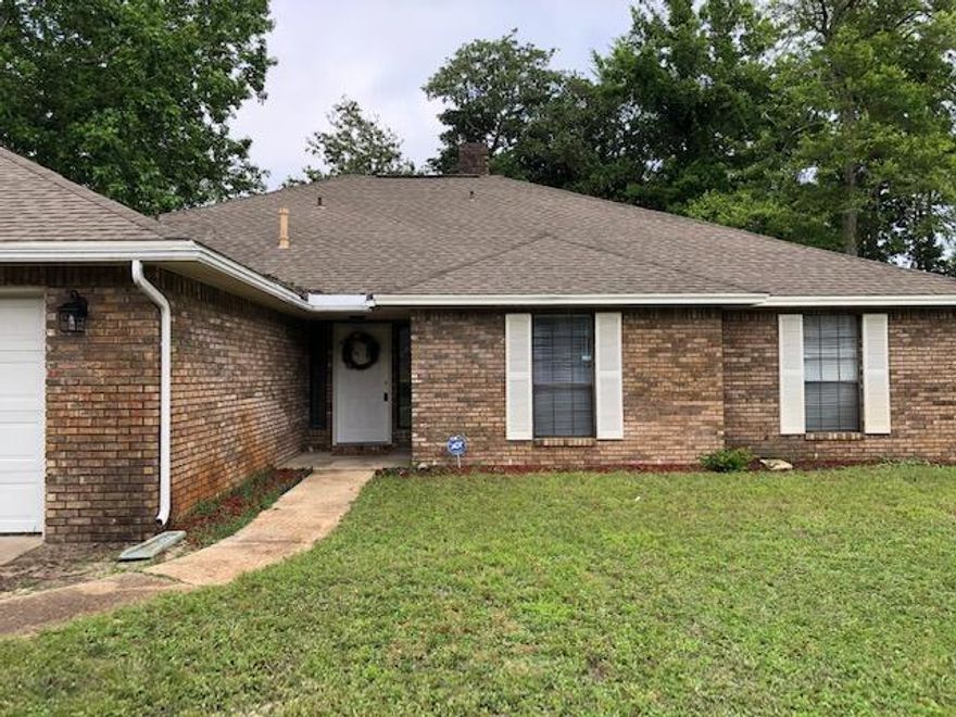 This 4 bedroom 2 1/2 bath home is in the popular Mary Esther Manor Subdivision.  Convenient to both bases and easy access to Hwy 98.  Freshly painted, the family room, Florida room, formal dining room and eat-in kitchen with its pantry and lovely bay window make this home great for everyday living and entertaining too.  Kitchen has been updated with new cabinets, counters, sink, faucet and LVP flooring.  The living room has a wood-burning fireplace and vaulted ceiling with recessed lightling.  The heated and cooled Florida room off the living room could serve a variety of uses.  There is also a deck off the Florida room.  The bedrooms are carpeted and spacious and all have ceiling fans.  The master bath has a new double sink vanity, separate tiled shower, tiled garden tub, skylight and 7X6