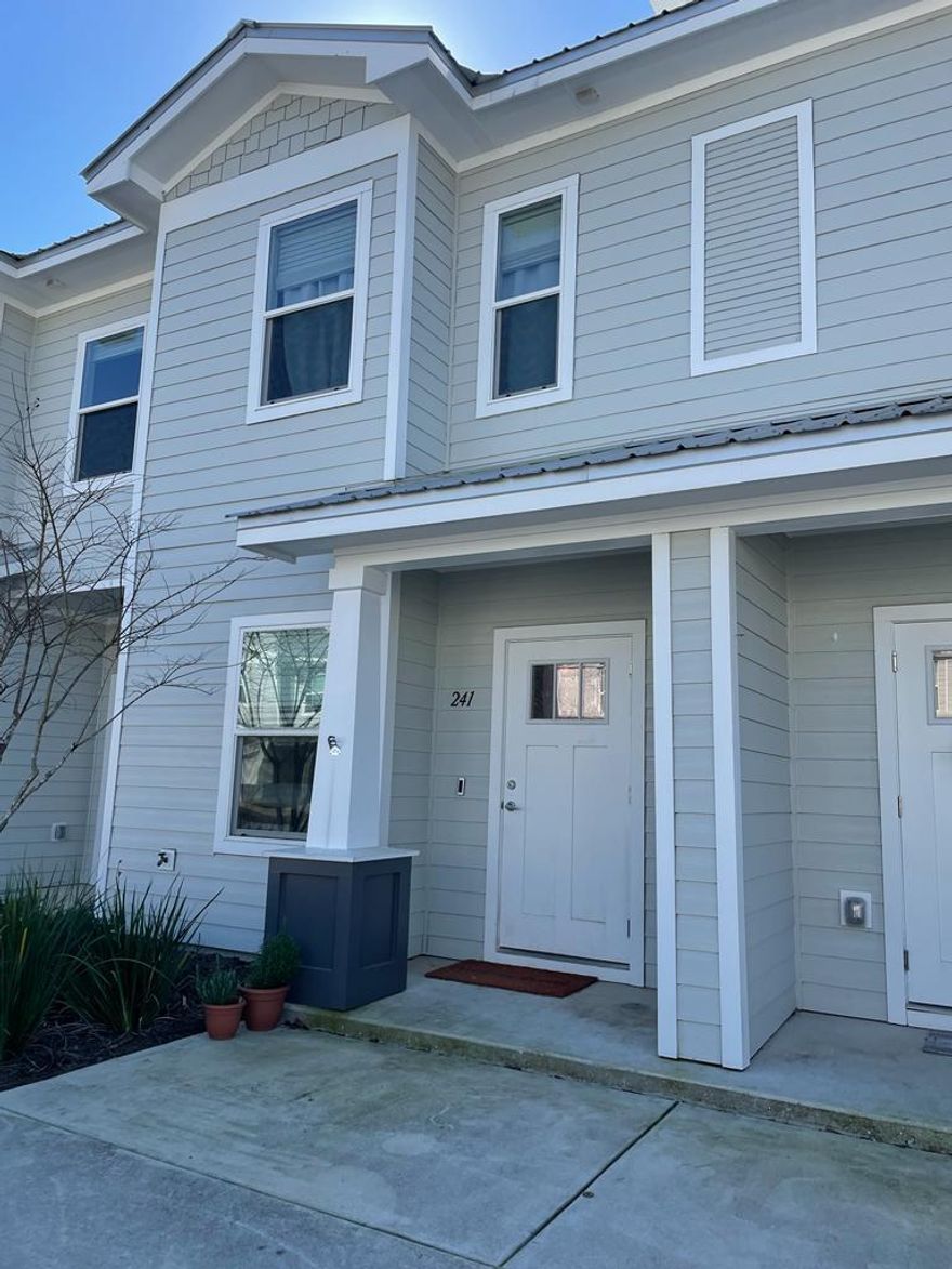 BEAUTIFUL TOWNHOME IN FREEPORT IN THE DESIRED COMMUNITY OF THE VERANDAS OF FREEPORT.  THIS OPEN FLOOR PLAN HAS A KITCHEN CENTER ISLAND AND QUARTZ COUNTER TOPS WITH STAINLESS STEEL APPLIANCES. VINYL PLANK FLOORING ON THE MAIN FLOOR. 3 LARGE BEDROOMS AND 2 1/2 BATHS.  ENJOY THE EVENINGS IN THE  OVERSIZED SCREENED PORCH.  CLOSE TO ALL THAT FREEPORT HAS TO OFFER.