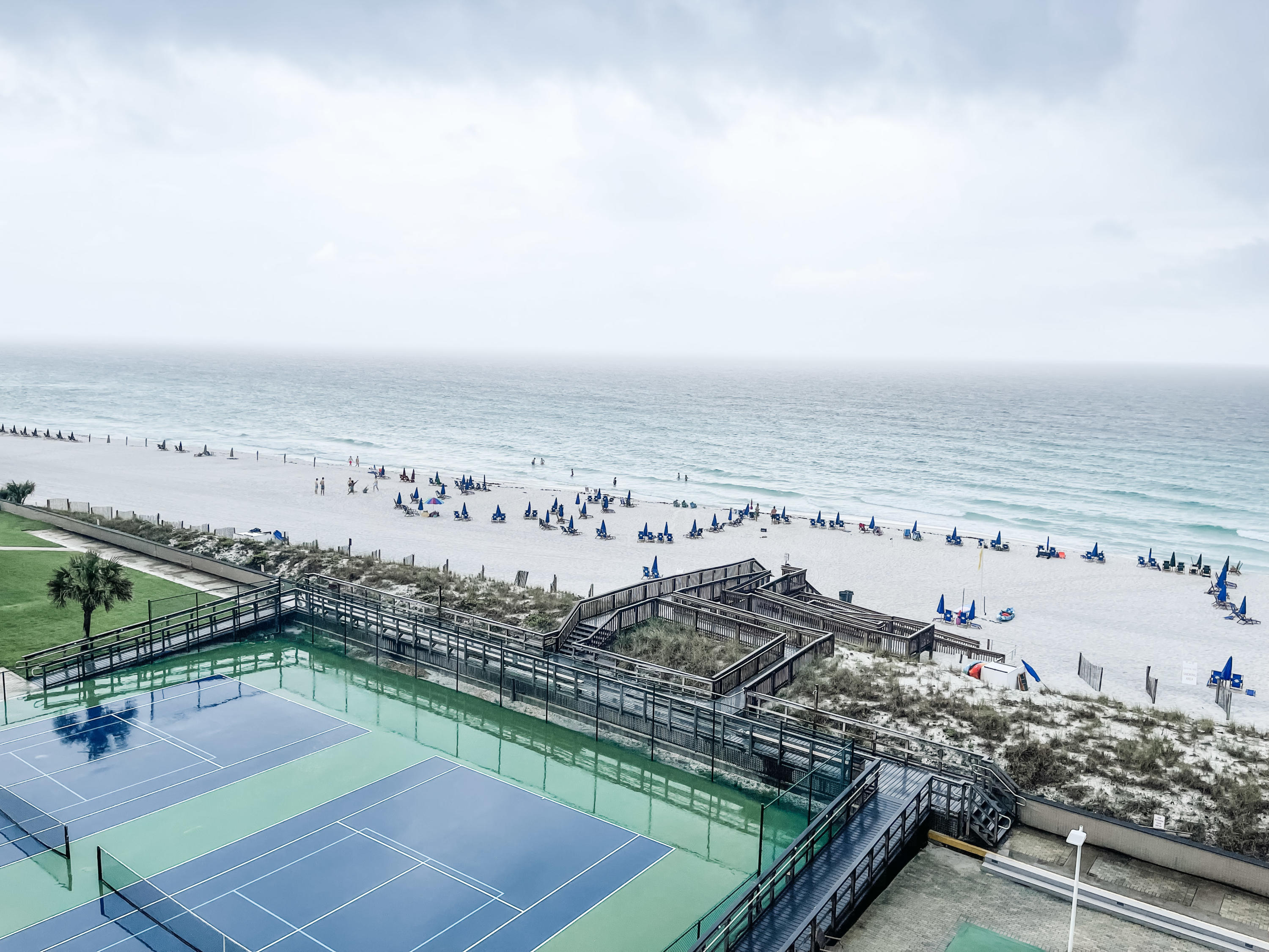 HOLIDAY SURF & RACQUET CLUB - Residential