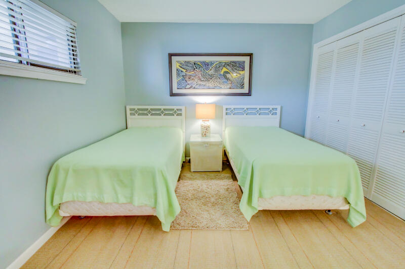 HOLIDAY SURF & RACQUET CLUB - Residential