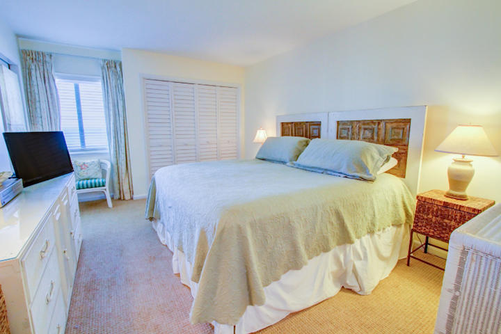 HOLIDAY SURF & RACQUET CLUB - Residential