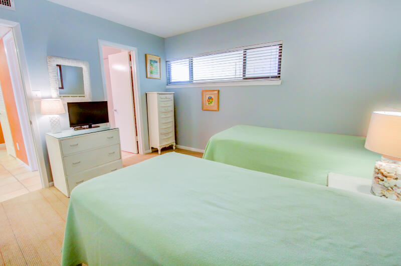 HOLIDAY SURF & RACQUET CLUB - Residential