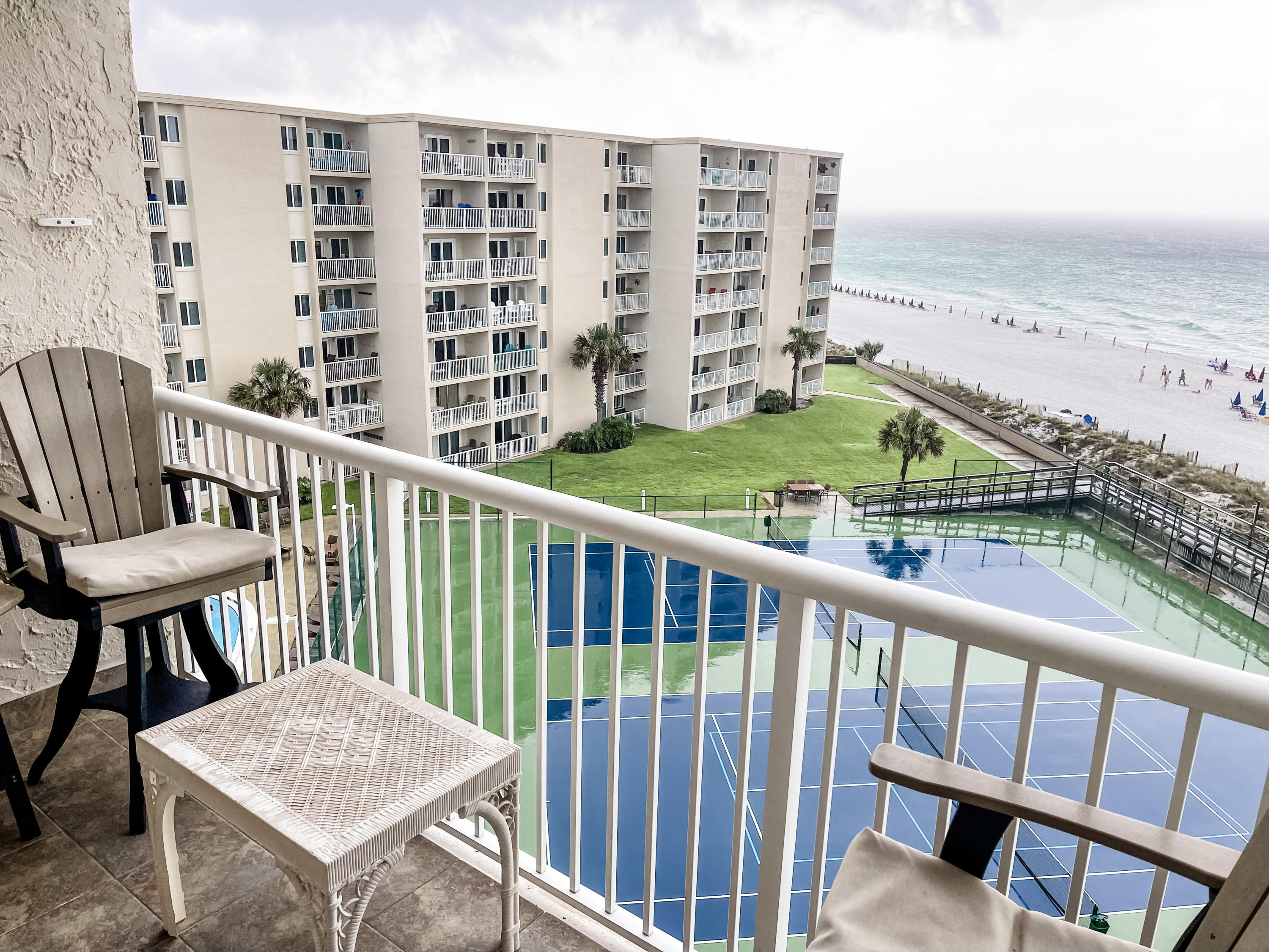 HOLIDAY SURF & RACQUET CLUB - Residential
