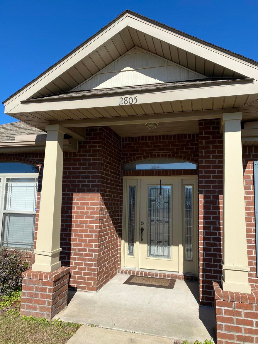 2805 Lexington Ct.  Crestview, Fl 32536. Stunning Crestview home on a flat 1/2 acre lot! The home has a fantastic floorplan, with 4 well laid out bedrooms and a formal dining room. Living space is large and open to the kitchen area, which comes complete with granite countertops, quality cabinets, and pendent lighting. Tile flooring found in all wet areas, engineered wood flooring in living spaces. Spacious master suite area has tray ceilings and opens up to a bright open bathroom, garden soaking tub/dual vanities/walk in closet!