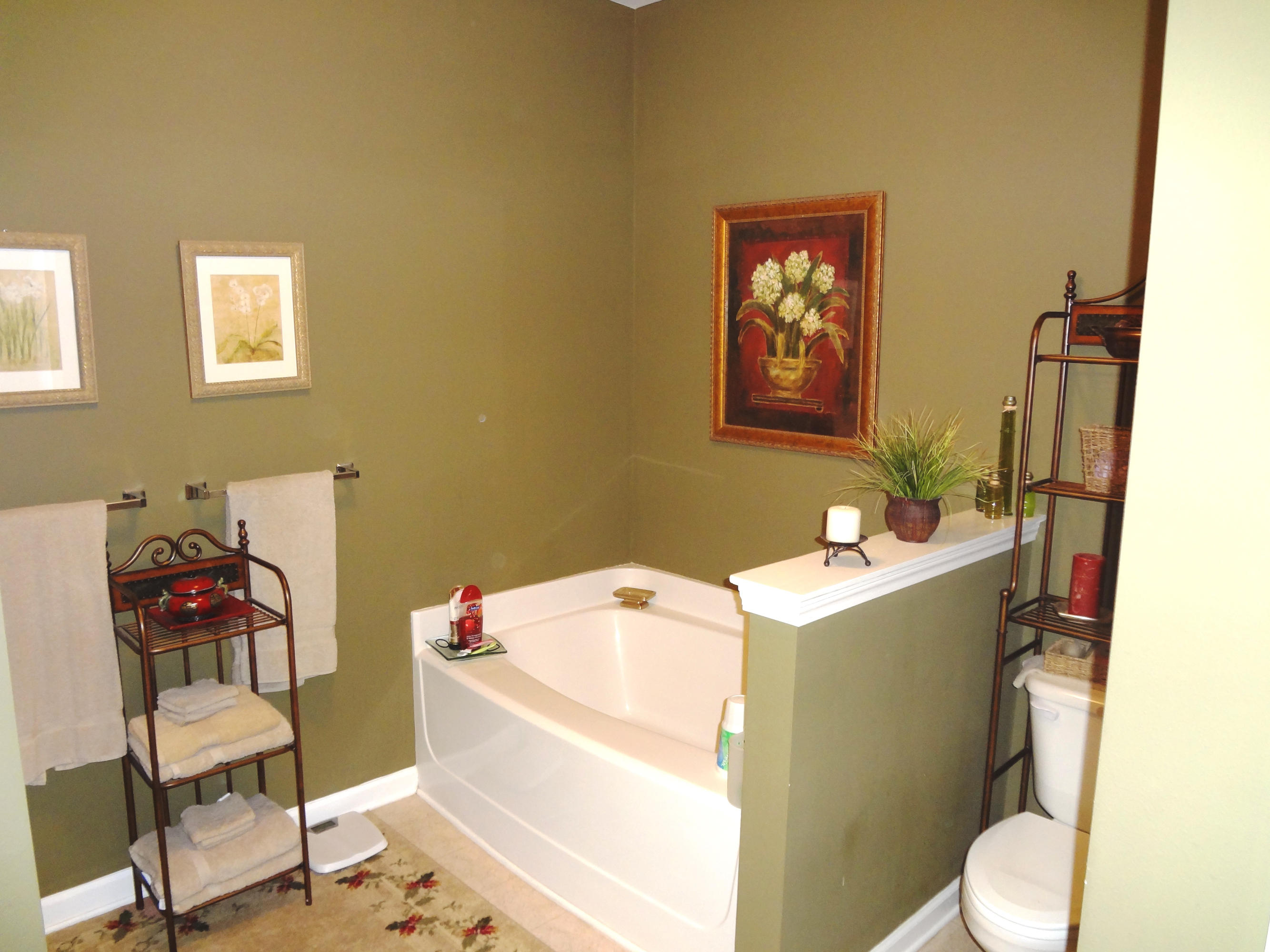 HAPPY HOLLOW - Residential