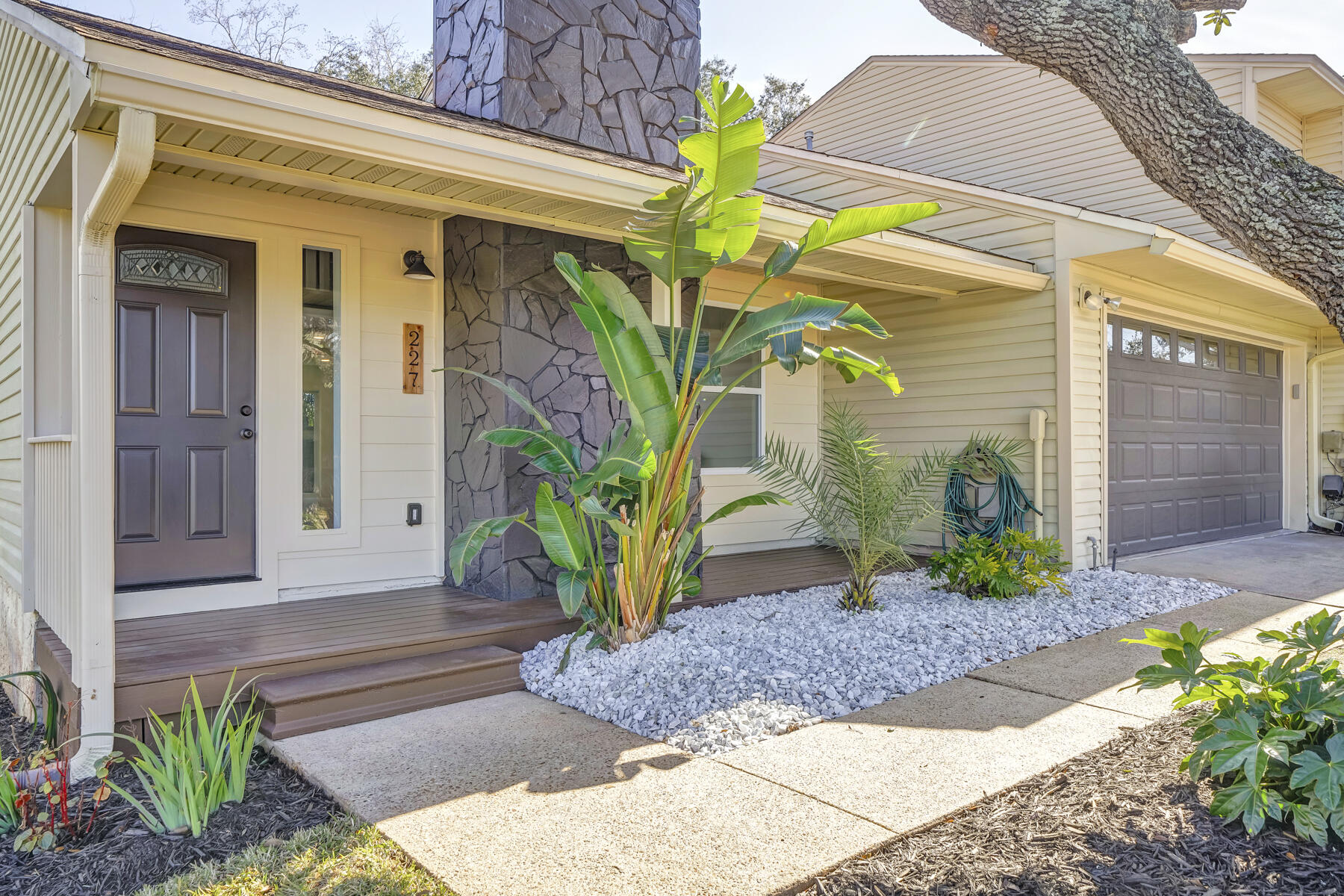10 OFFERS in hand! ALL OFFERS DUE BY 8:00 P.M. Sunday, 1/23! Prepare to be AMAZED and say, Whoa! That's a townhouse?! This gorgeous 3BR/2.5BA/1,960 sq ft townhome is centrally located in FWB! NO HOA and in a cul-de-sac with sidewalks! Its had a professional make-over with exceptional execution! This thoughtful floorplan has an open concept, master downstairs, and 2 BR upstairs that share a Jack & Jill bathroom featuring their own sink vanities! NEW items all throughout: vinyl flooring, carpet, windows, sliding glass door, beautiful granite and soft-close white cabinets in the kitchen & bathrooms, appliances, ceiling fans, light fixtures, mirrored closet doors, shiplap up the gas fireplace wall, and SO much more! Washer & dryer convey! 2021 gas water heater, 2011 roof, & 2012 HVAC.