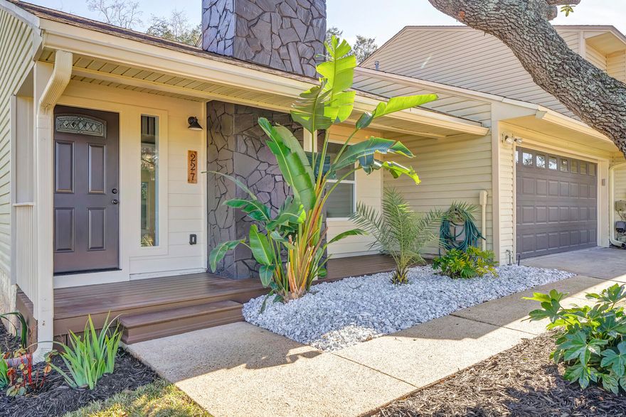 10 OFFERS in hand! ALL OFFERS DUE BY 8:00 P.M. Sunday, 1/23! Prepare to be AMAZED and say, Whoa! That's a townhouse?! This gorgeous 3BR/2.5BA/1,960 sq ft townhome is centrally located in FWB! NO HOA and in a cul-de-sac with sidewalks! Its had a professional make-over with exceptional execution! This thoughtful floorplan has an open concept, master downstairs, and 2 BR upstairs that share a Jack & Jill bathroom featuring their own sink vanities! NEW items all throughout:  vinyl flooring, carpet, windows, sliding glass door, beautiful granite and soft-close white cabinets in the kitchen & bathrooms, appliances, ceiling fans, light fixtures, mirrored closet doors, shiplap up the gas fireplace wall, and SO much more! Washer & dryer convey! 2021 gas water heater, 2011 roof, & 2012 HVAC.