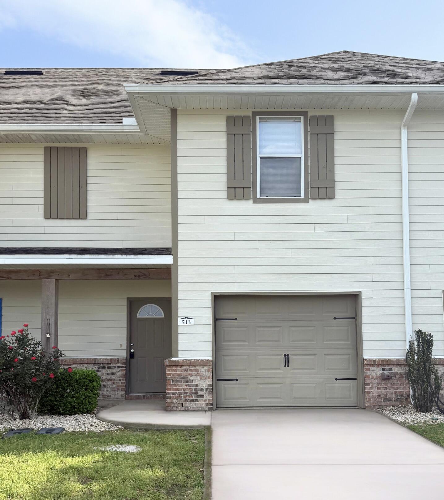 FREE 75 in TV, FREE year of HOA dues and FREE Closing costs!Large square footage and lawn care included! - Townhome with garage-Granite countertops, tons of cabinet storage and stainless steel appliances. - Walk-in closet, ensuite bath with separate shower, bathtub, double vanity and linen closet. - COMMUNITY POOLThis home is centrally located in Crestview, convenient to restaurants, shopping, and schools. Unit is also listed for rent MLS #968230, seller will remove rental listing once under contract.