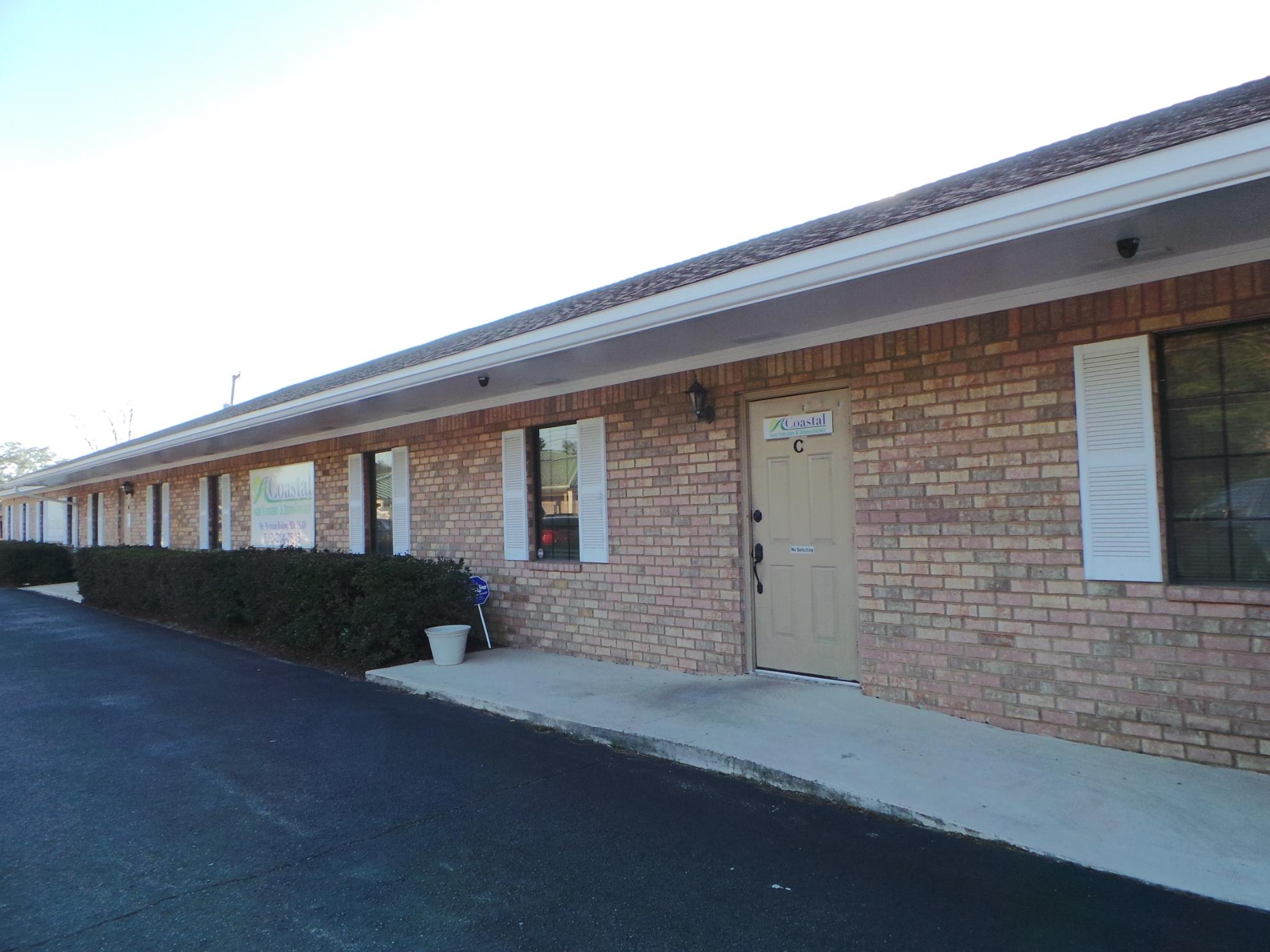 PROFESSIONAL/MEDICAL OFFICE SPACE LOCATED NEXT DOOR TO FWB MEDICAL CENTER AND CLOSE TO WHITE WILSON CLINIC..LARGE WAITING ROOM WITH BATHROOM, SPACIOUS RECEPTIONIST AREA WITH STORAGE CLOSET, EXAM ROOMS, NURSE'S STATION/LAB, BREAK ROOM, DOCTOR'S OFFICE..REAR ENTRANCE WITH PARKING FOR EMPLOYEES..PLENTY OF PATIENT/CUSTOMER PARKING IN FRONT..NOT A TRIPLE NET LEASE..TENANT PAYS 1/2 DUMPSTER FEE..