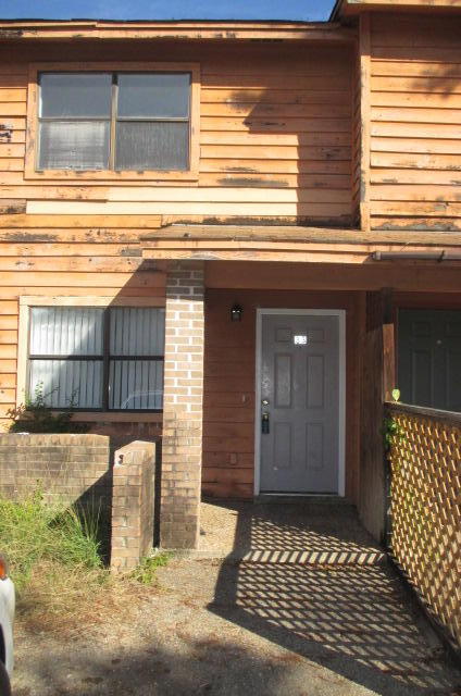 This is a central location in FWB. Close to shopping and schools. Rented for $650 per month. Lease is month to month so this will also work for owner occupants.