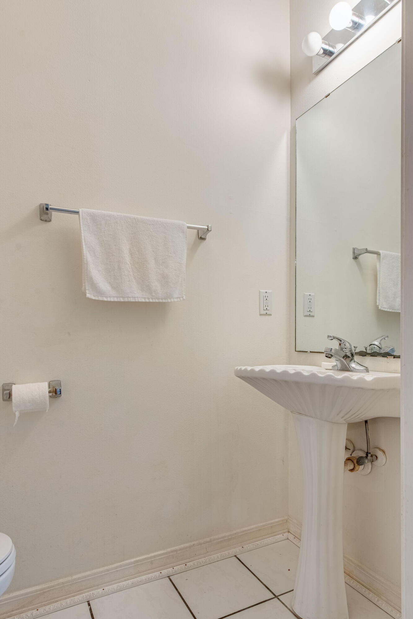 HIDDEN BAY VILLAGE - Residential