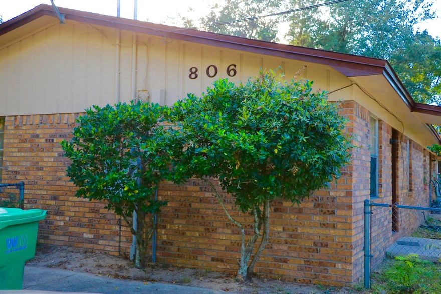 AMAZING INVESTMENT OPPORTUNITY!!! Great location in the Heart of Fort Walton Beach. A/C Units have been replaced in most units as well as water heaters. NEW ROOF was replaced in 2004. Exterior painted 2016.Each unit has a Living room, 2 Bedrooms, Bath, Kitchen and in house laundry room.