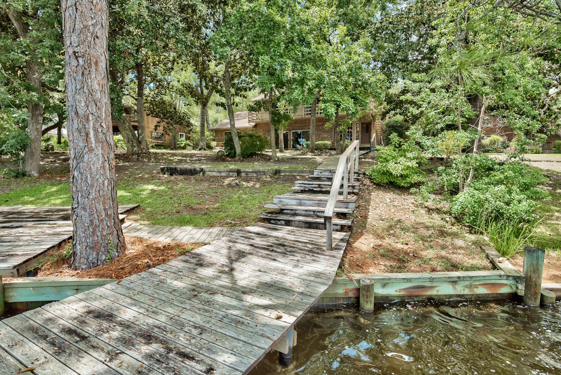 WOODLAND SHORES - Residential