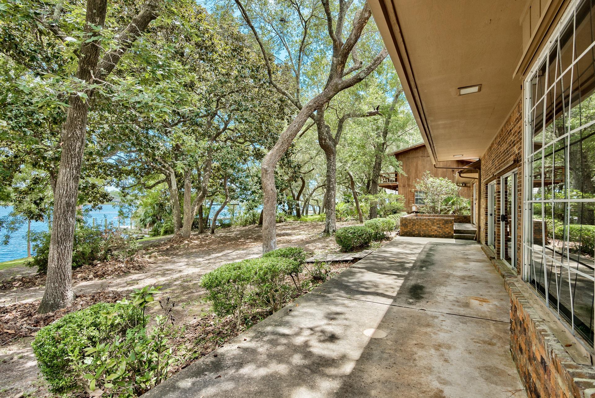 WOODLAND SHORES - Residential