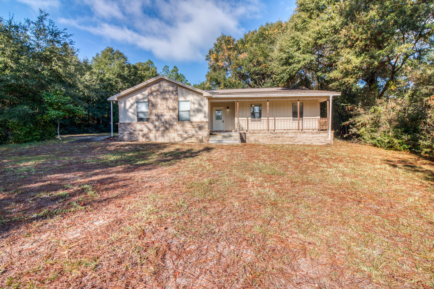 This cozy home sits on just over an acre lot in the beautiful Kennedy Lakes Estates. Upon entry a large living room with beamed and vaulted ceilings welcomes you. The living room opens up to the dining area and kitchen that includes a breakfast bar. The back door of the home pours you into a beautifully glassed in sunroom that exits to a fenced in back yard. At the far edge of the property there is a 12x20 metal yard building to hold your favorite toys or tools.