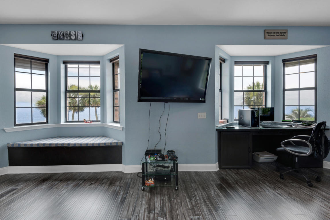 DOLPHIN POINT ESTATES - Residential Lease