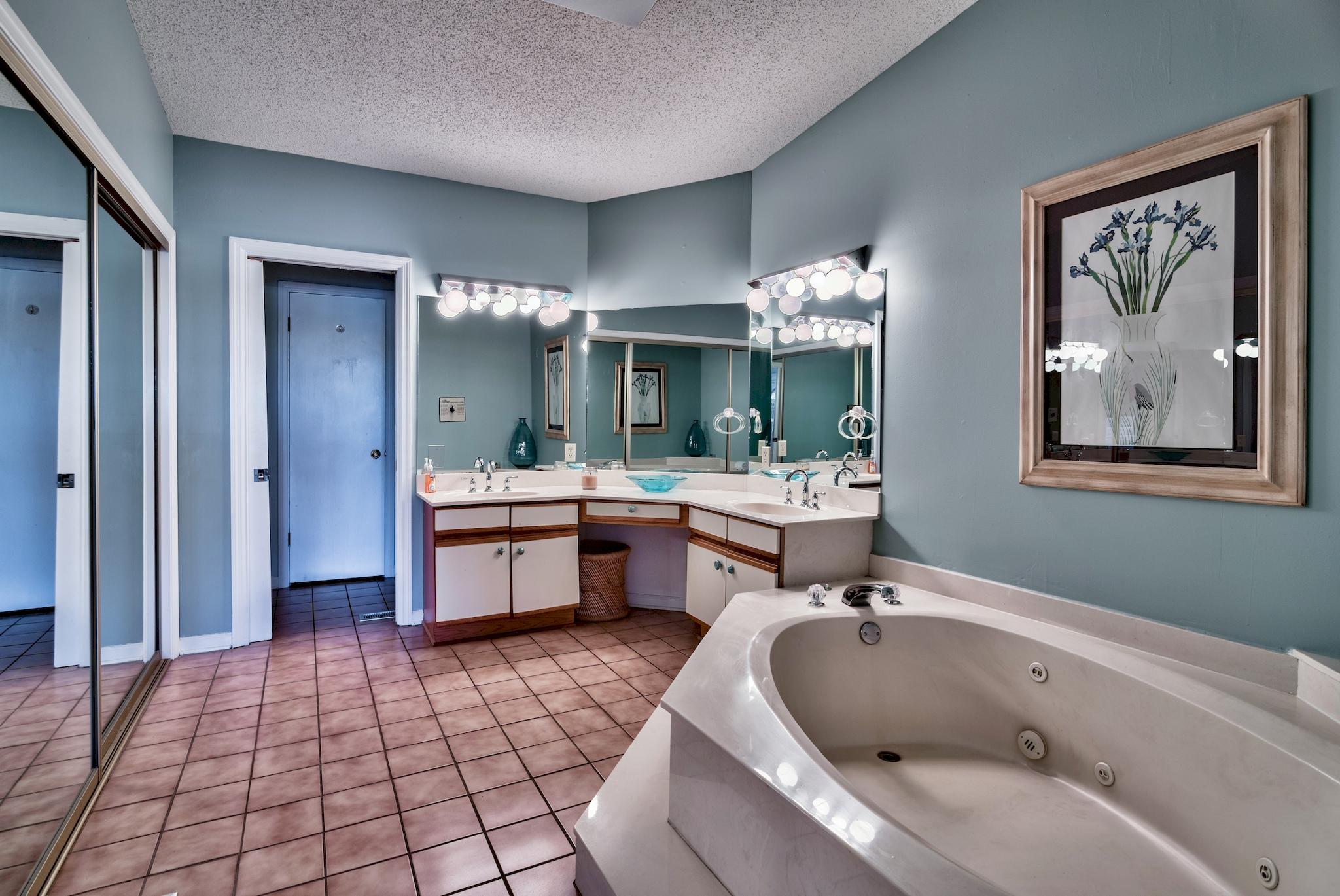 SEASCAPE CONDO LAKEFRONT VILLA (PHASE 6B) - Residential