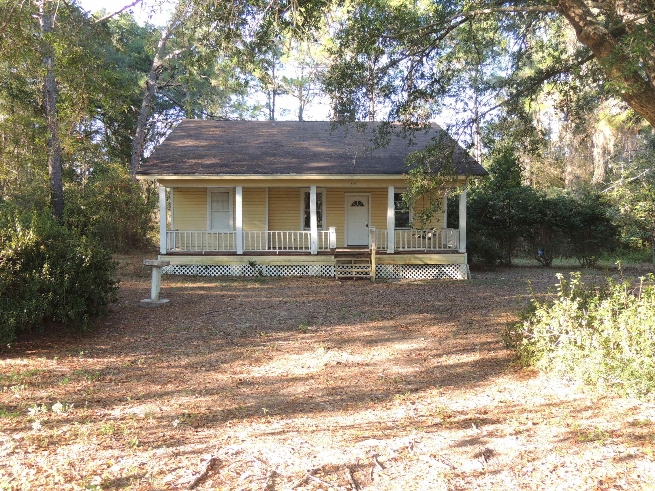 Great starter home or investment property on over 1 acre lot! Minutes to Historic Downtown Crestview and ALL military bases. Buyer to verify all pertinent information including square footage and lot dimensions. Property to be sold as is.