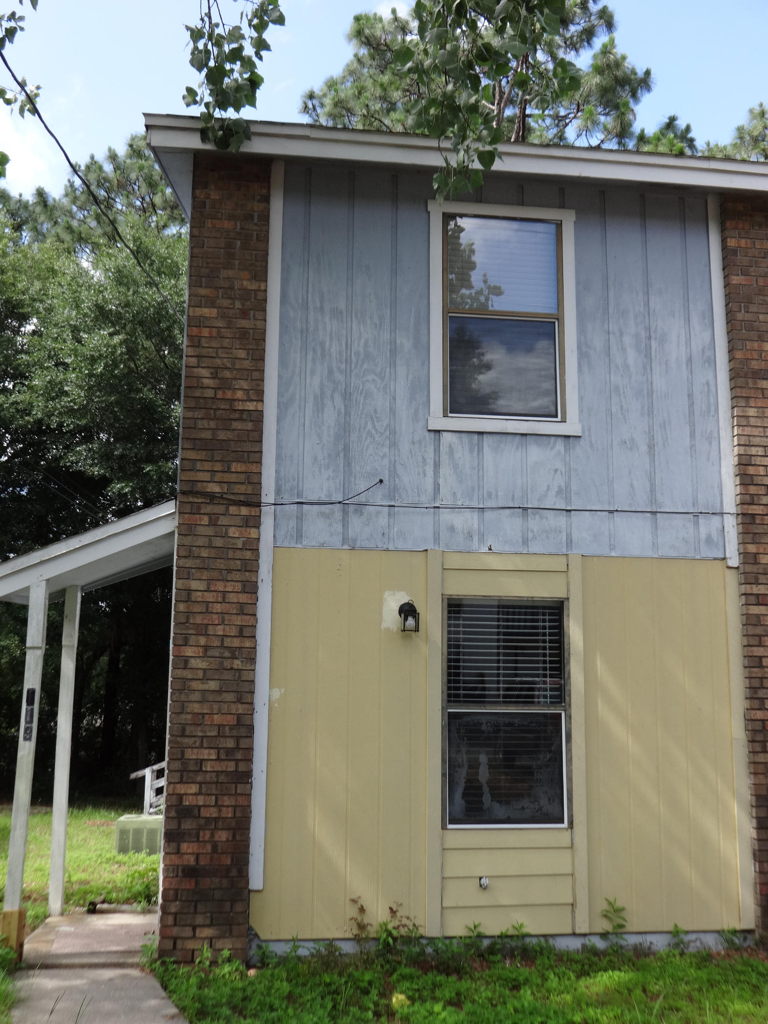 This 2bedroom 1 1/5 bath town home is centrally located in Crestview on a dead end street. Convenient to shopping, parks, schools and recreation. The bedrooms and full bath are located upstairs with the living area, half bath, and eat-in kitchen and inside laundry on the main floor. Nice covered back porch with storage room and ceiling fan great for barbecuing and entertaining.