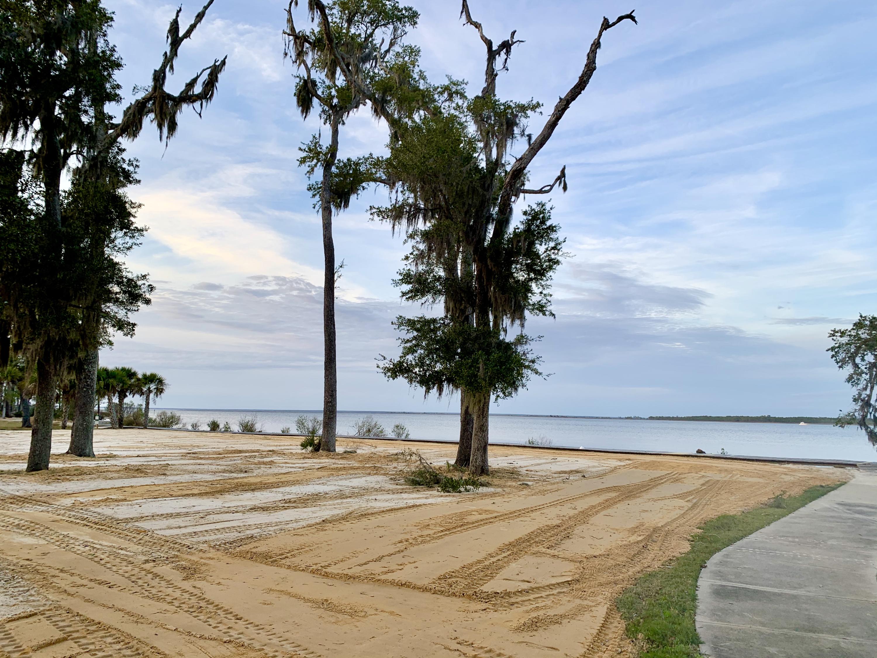 CHURCHILL OAKS - Land