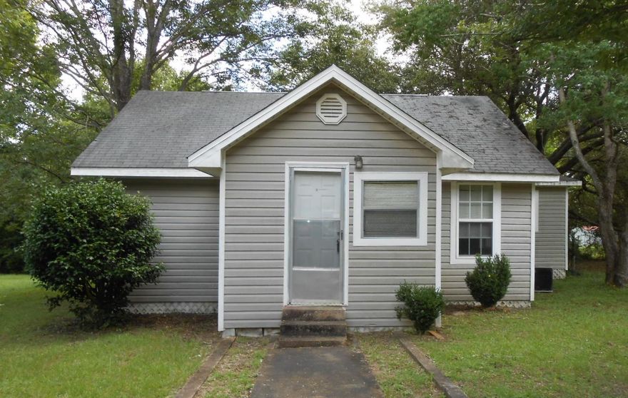 This Homepath by Fannie Mae home is perfect for the first time homebuyer or would be a great little get away home. This 3 bedroom 2 bath home is located in North Defuniak Springs on just over an acre. Imagine yourself sitting under the mature Oak tree on those warm summer days sipping your lemonade. Please check out www.HomePath.com for Ready Buyer Program for 1st Time Home Buyers and a possibility of 3% Seller Paid Buyer Closing Costs!