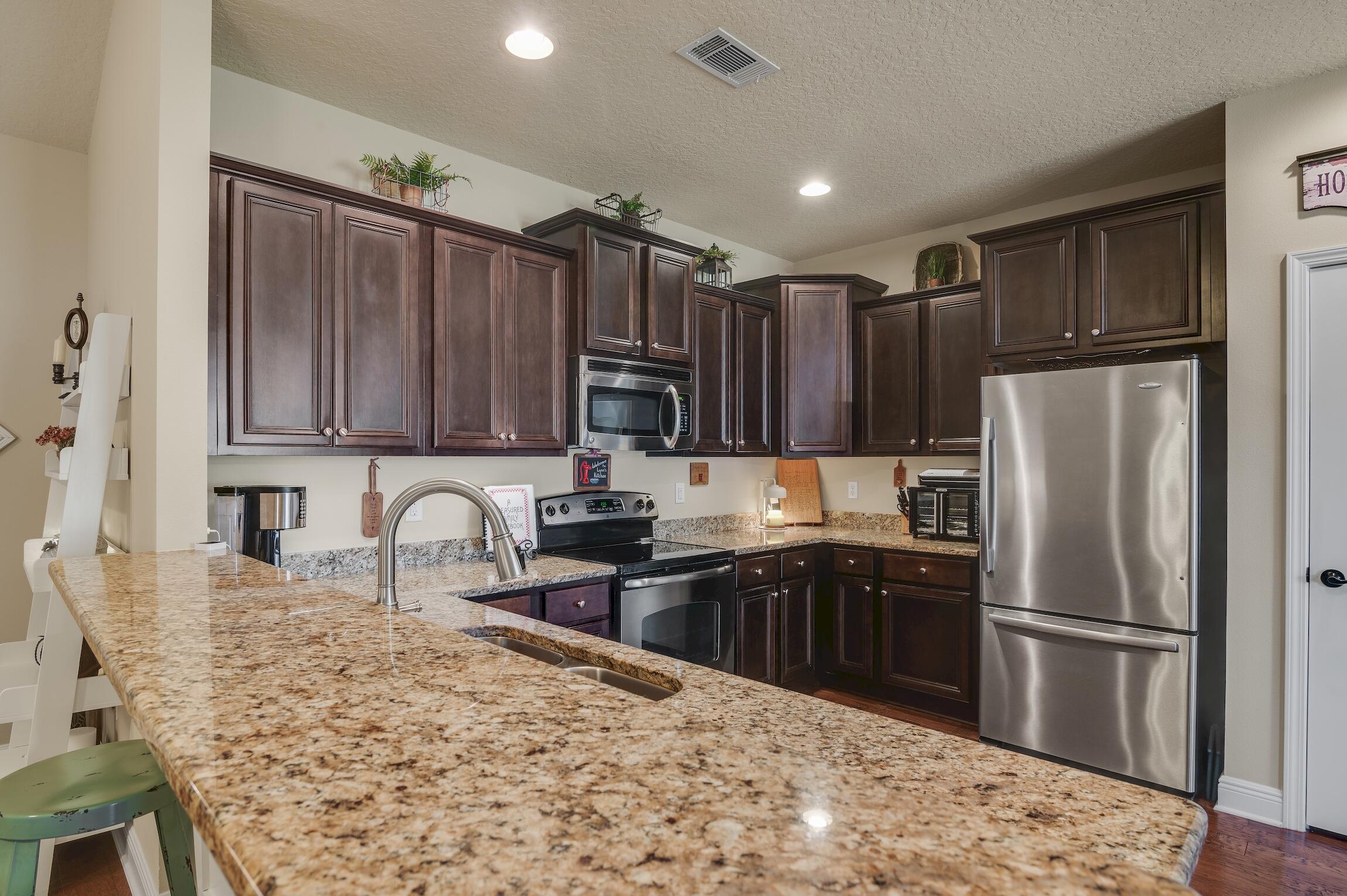 WHISPERING LAKE - Residential