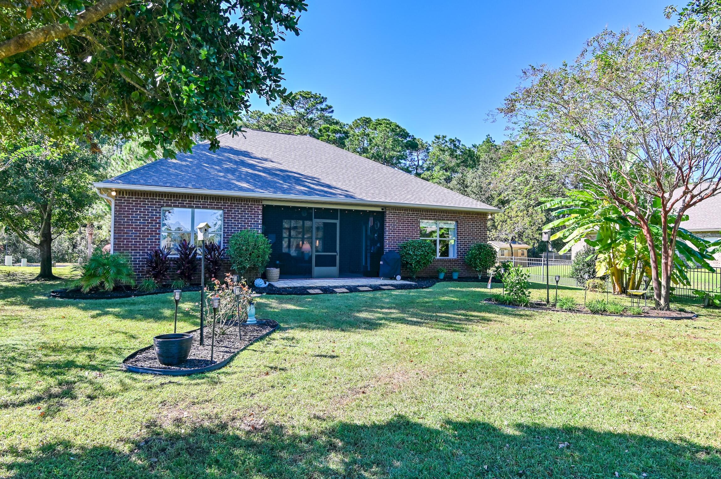 WHISPERING LAKE - Residential