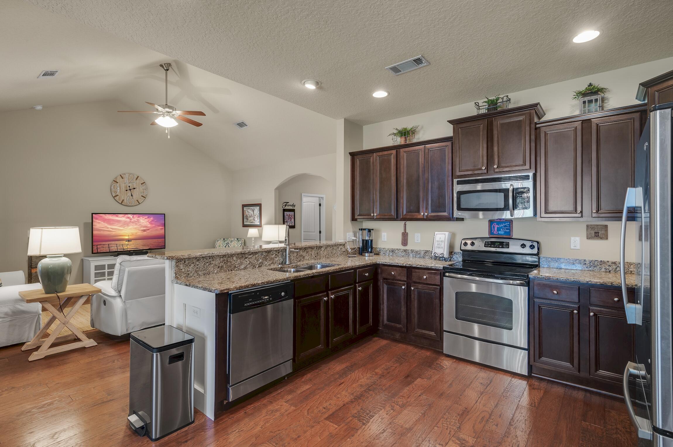 WHISPERING LAKE - Residential