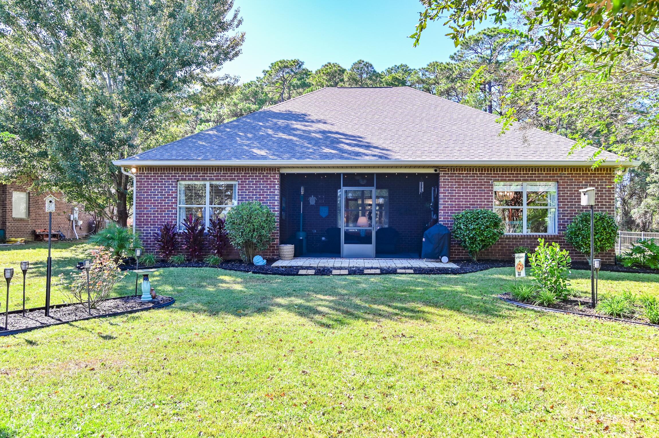 WHISPERING LAKE - Residential