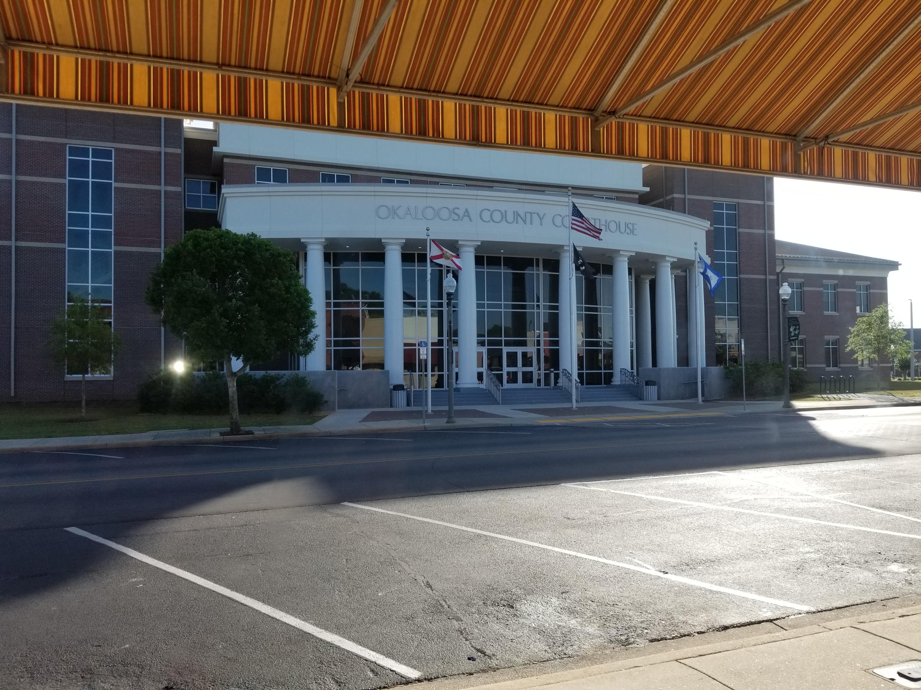 Nice 2nd floor office with 5 private office, conference room, reception, large open room, kitchen, restroom with shower. Has hardwood floors and carpet. Front and rear entrances. Ideal for attorney's office, engineering office, accountant, etc...