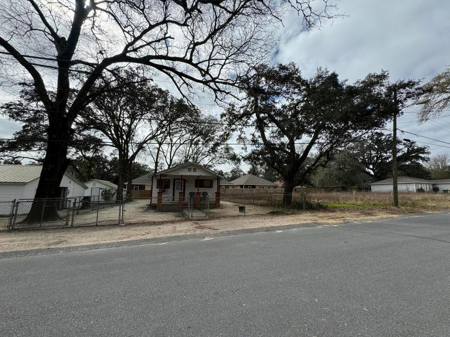 Home conveys AS-IS. 
This property would make for a great new  construction site. Situated on a well established street with utilities available and new homes close by. Just blocks from the Bayou and Lions Public park which has boat ramps, pavilions and benches.