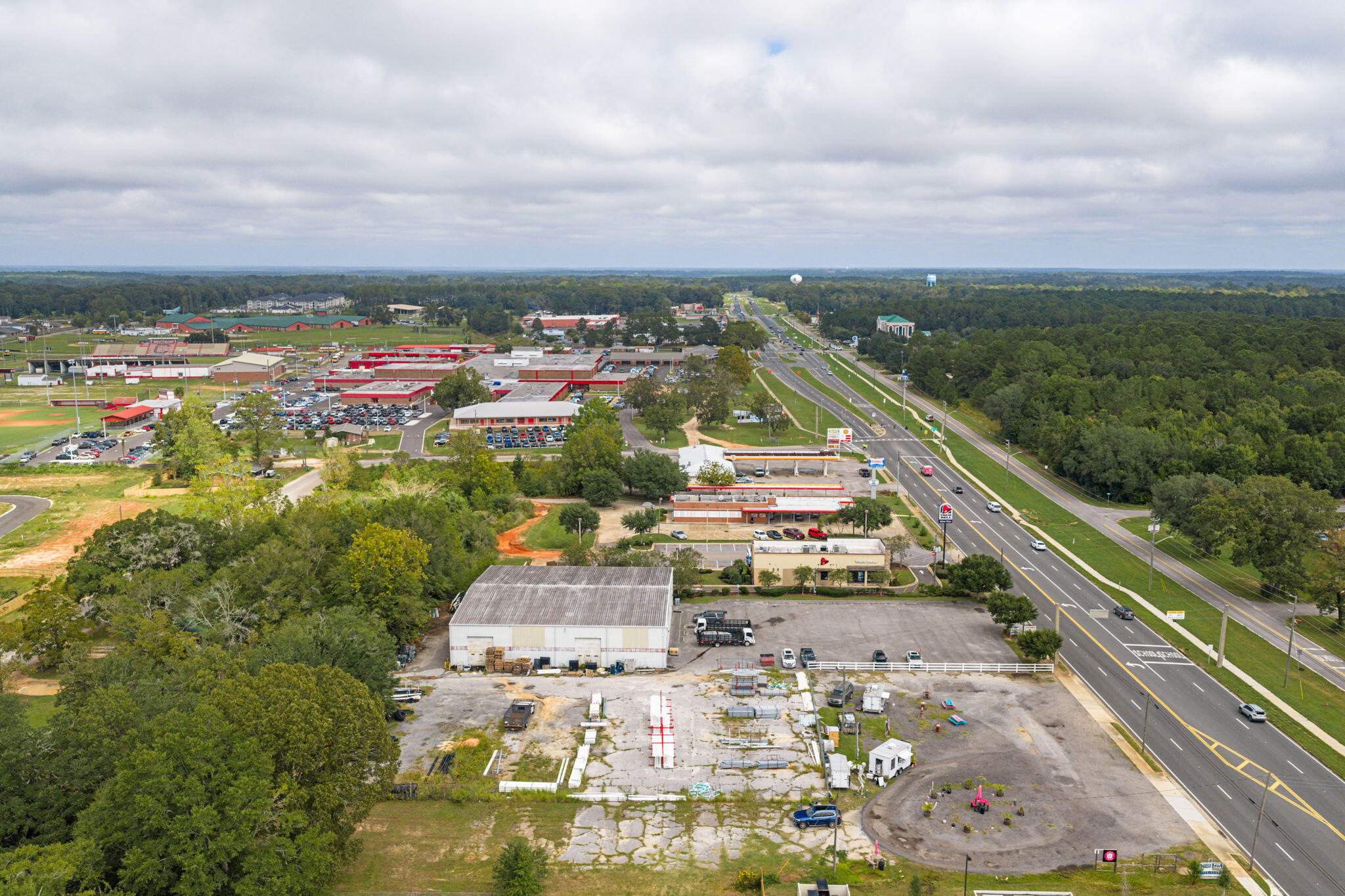 Main image without alt text