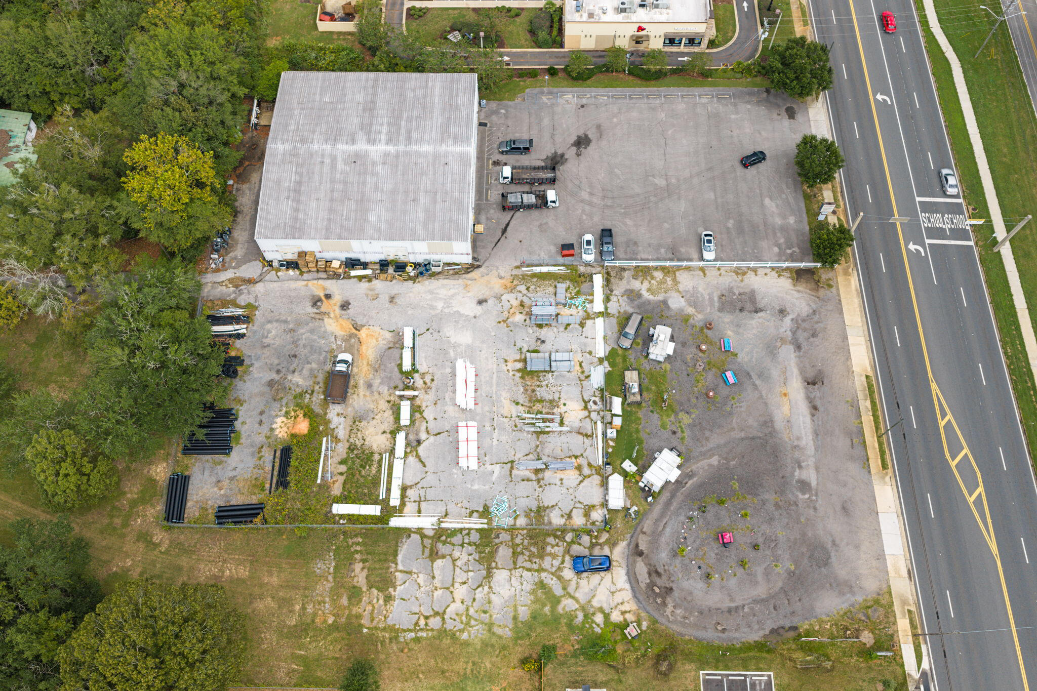 Main image without alt text