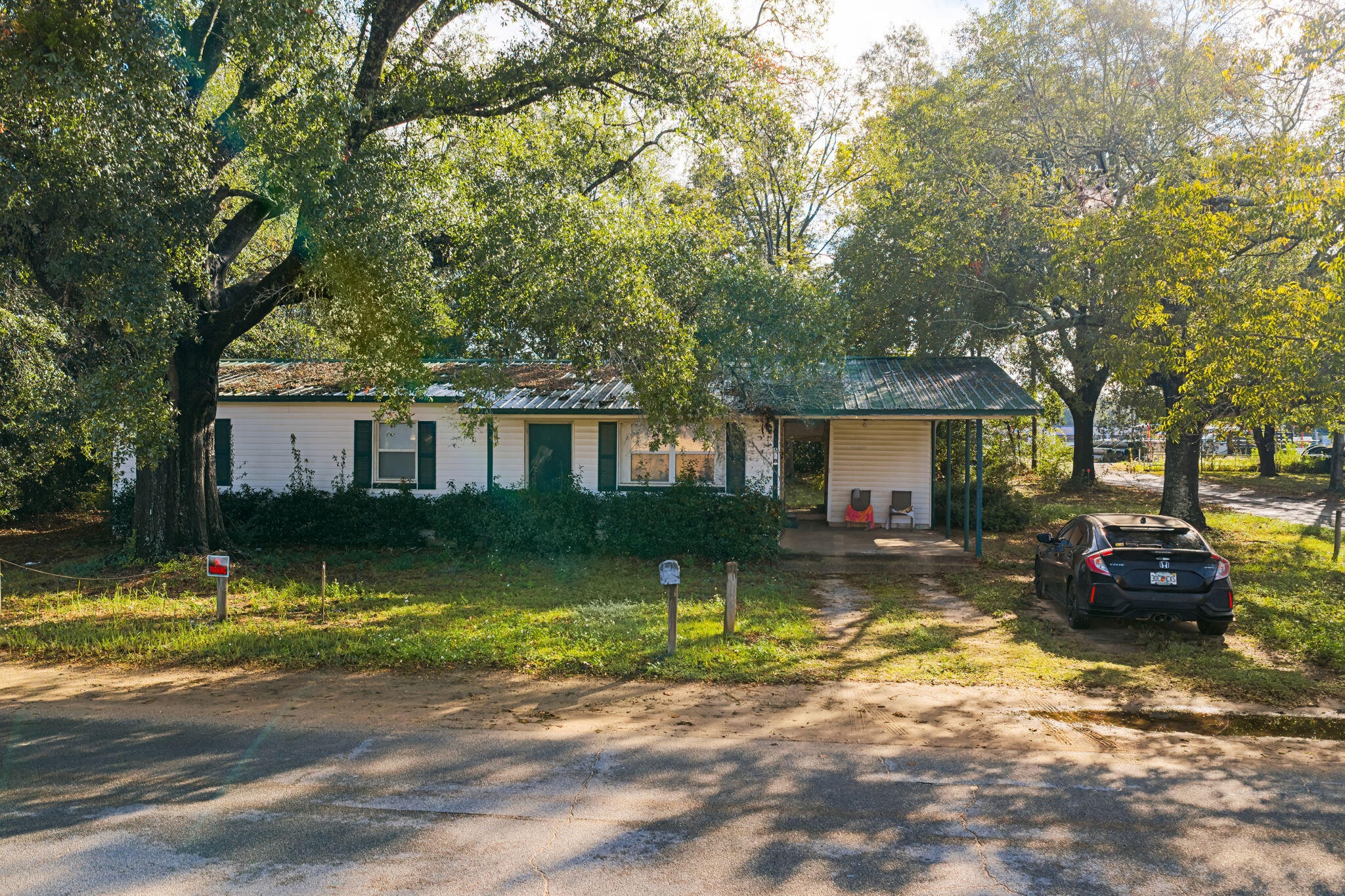 Main image without alt text