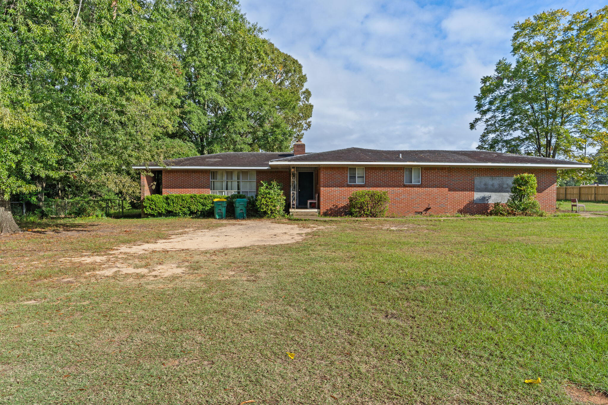 Main image without alt text