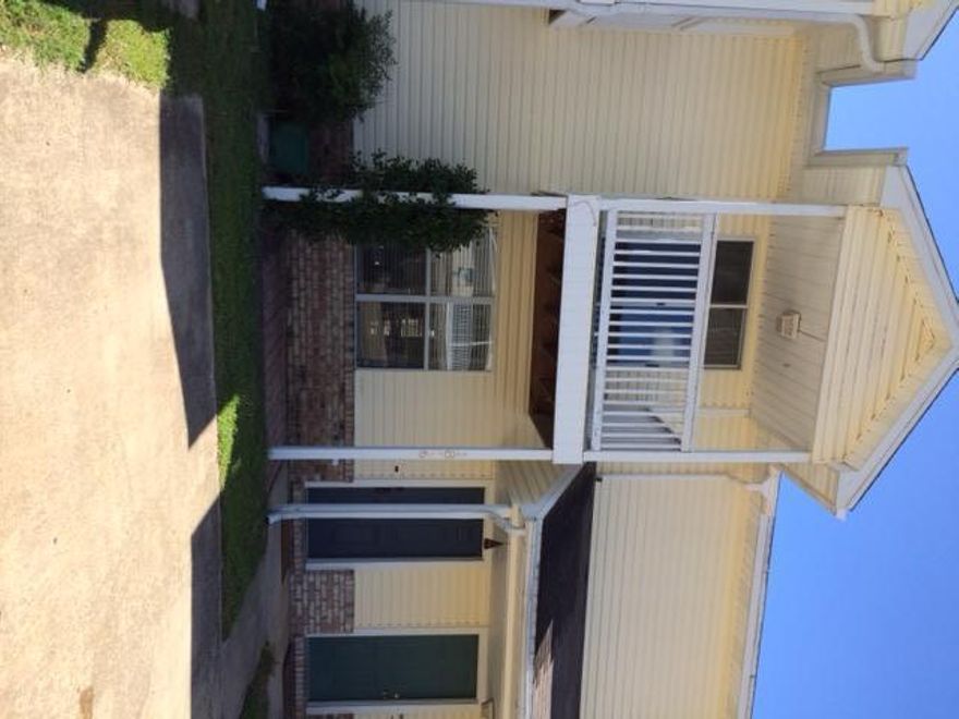 TOWNHOME HAS BEEN FRESHLY PAINTED WITH NEUTRAL COLORS THROUGH OUT AND NEWLY UPDATED LIGHT FIXTURES. THE SPACIOUS FLOOR PLAN IS ONLY ENHANCED BY THE RICH COLOR OF THE TILES IN THE KITCHEN AND LIVING ROOM. THE KITCHEN FEATURES A WALK-IN PANTRY/LAUNDRY ROOM WITH BOTH WASHER AND DRYER HOOKUPS. A BREAKFAST BAR OVERLOOKS DIRECTLY INTO THE LIVING ROOM GIVING IT AN OPEN AND AIRY FEELING. UPSTAIRS INCLUDES DUAL MASTER BEDROOMS,FULLY CARPETED,EACH WITH THEIR OWN WALK-IN CLOSETS AND FULL BATHROOMS.ALSO INCLUDES BALCONY OFF MASTER BEDROOM THAT OVERLOOKS THE ENTIRE NEIGHBORHOOD.