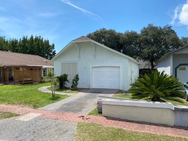 $2000 rent. $2000 deposit. Call 850-830-59382 bed 2 bath located in central Destin. Two year lease.