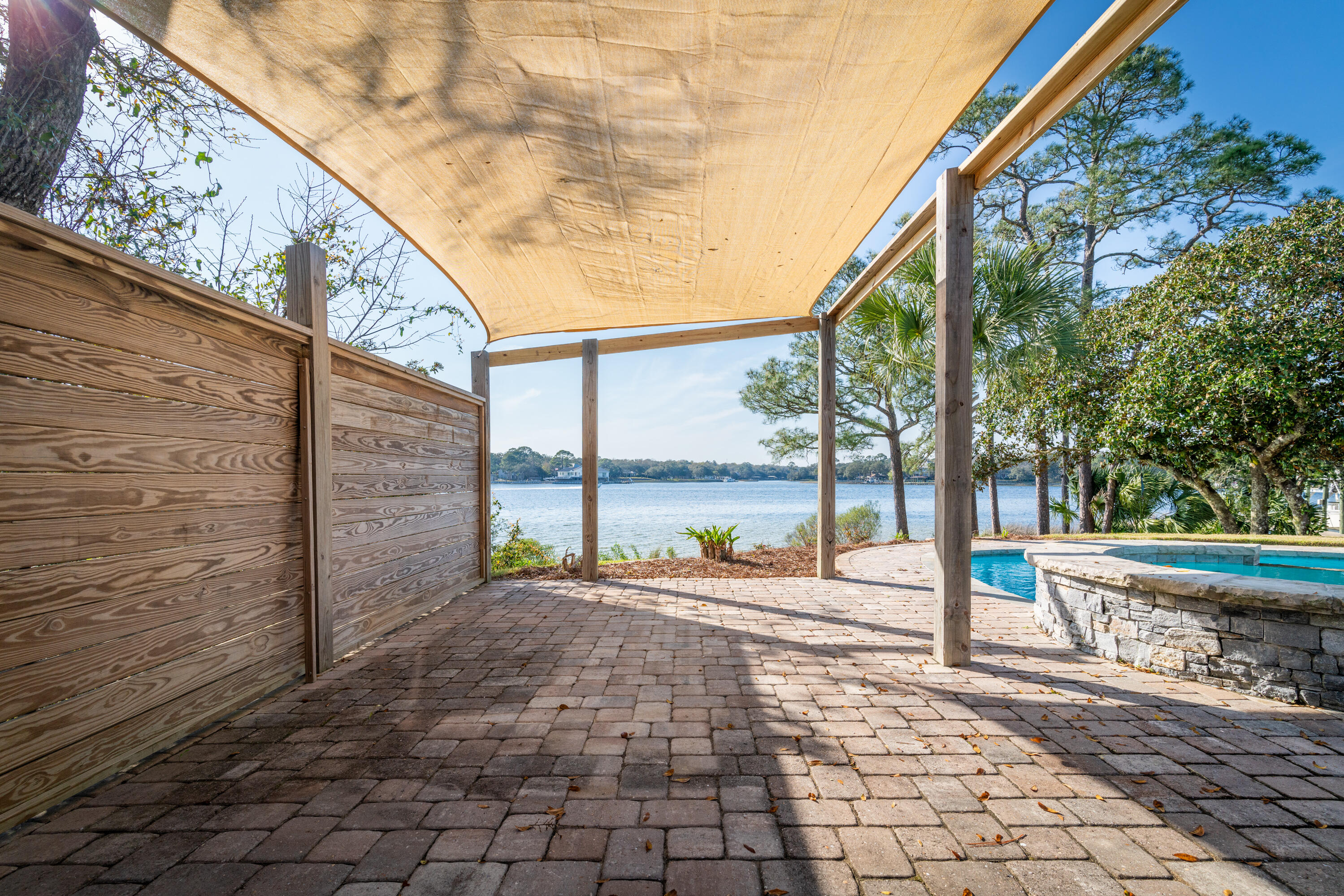 WOODLAND SHORES - Residential