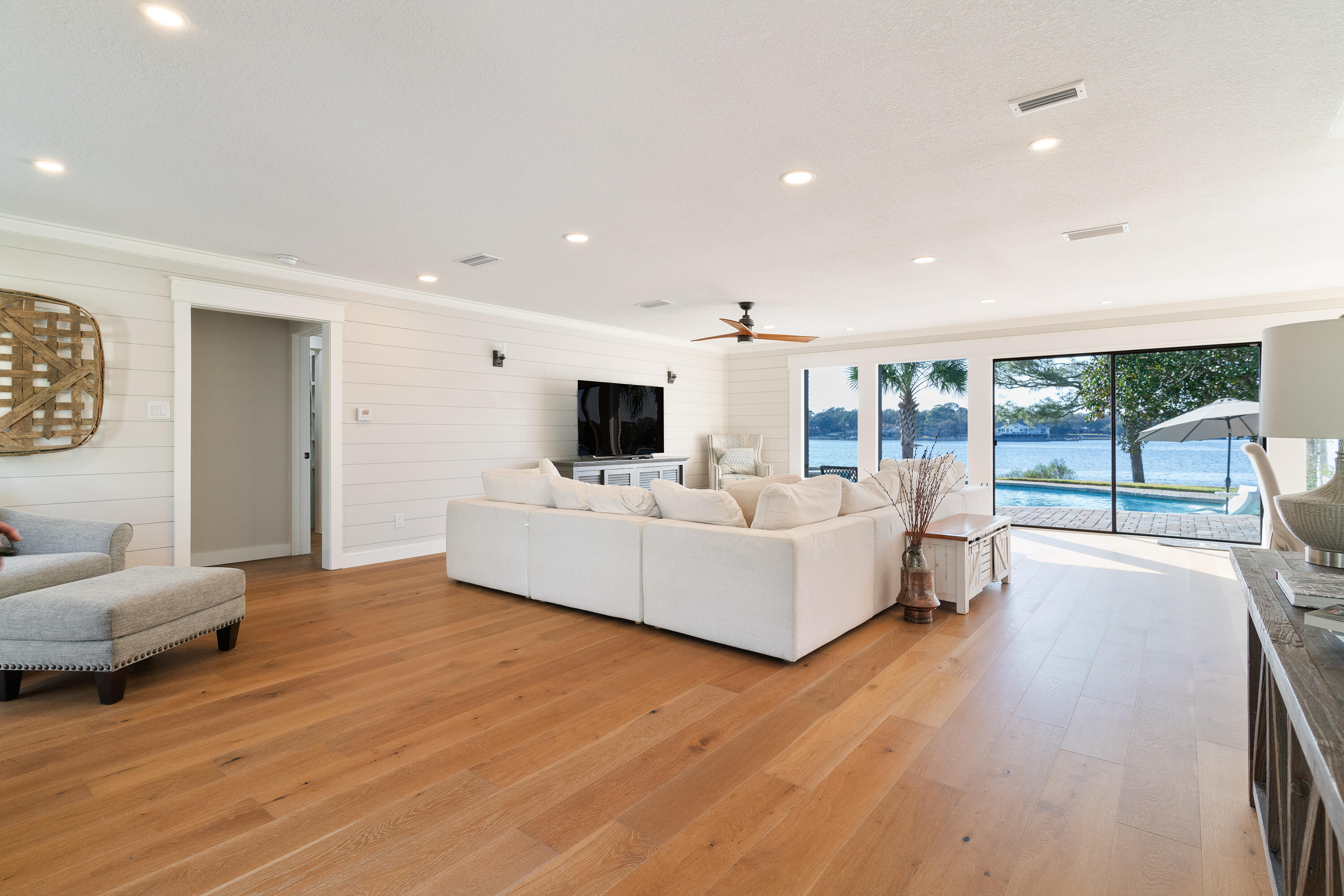 WOODLAND SHORES - Residential