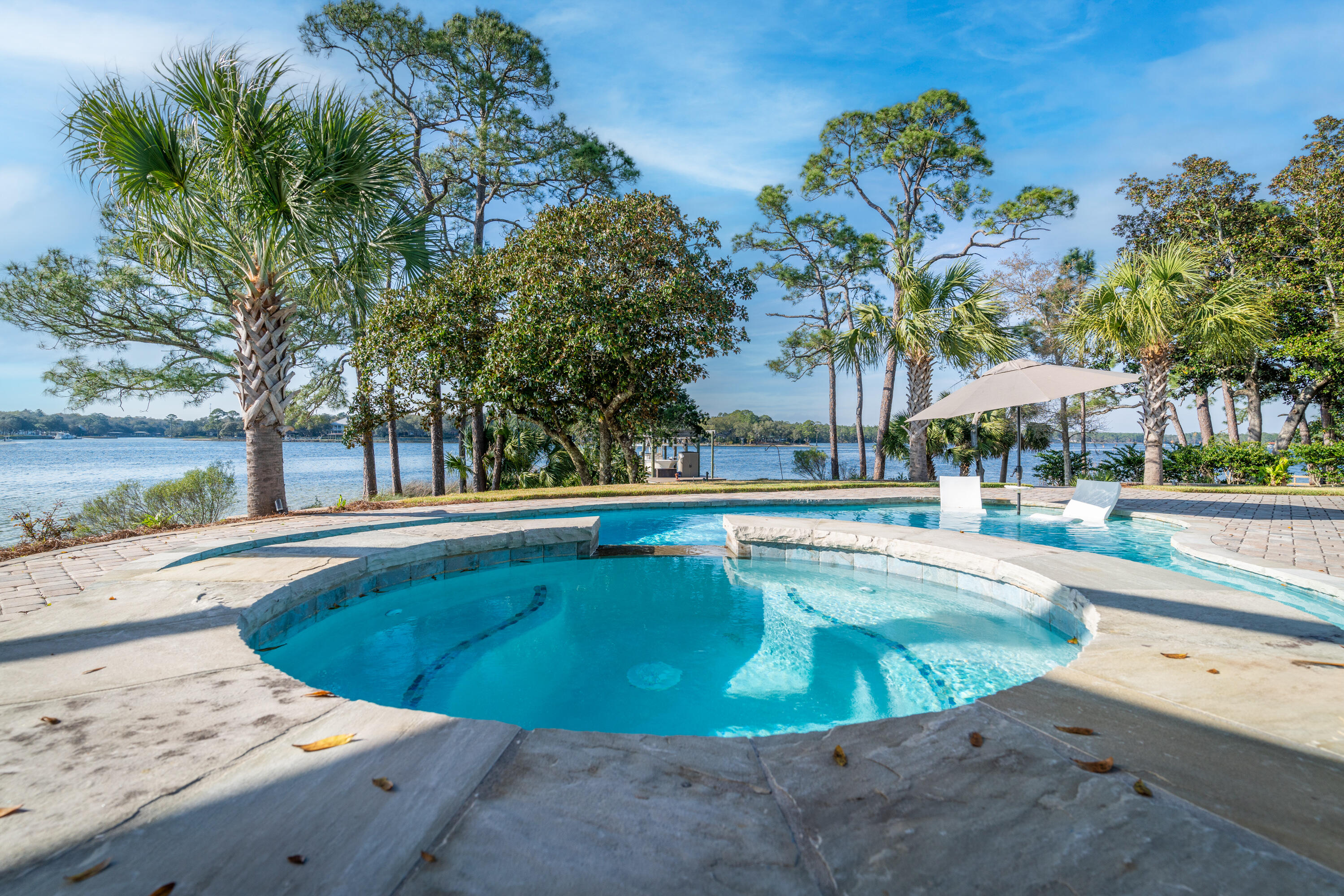 WOODLAND SHORES - Residential