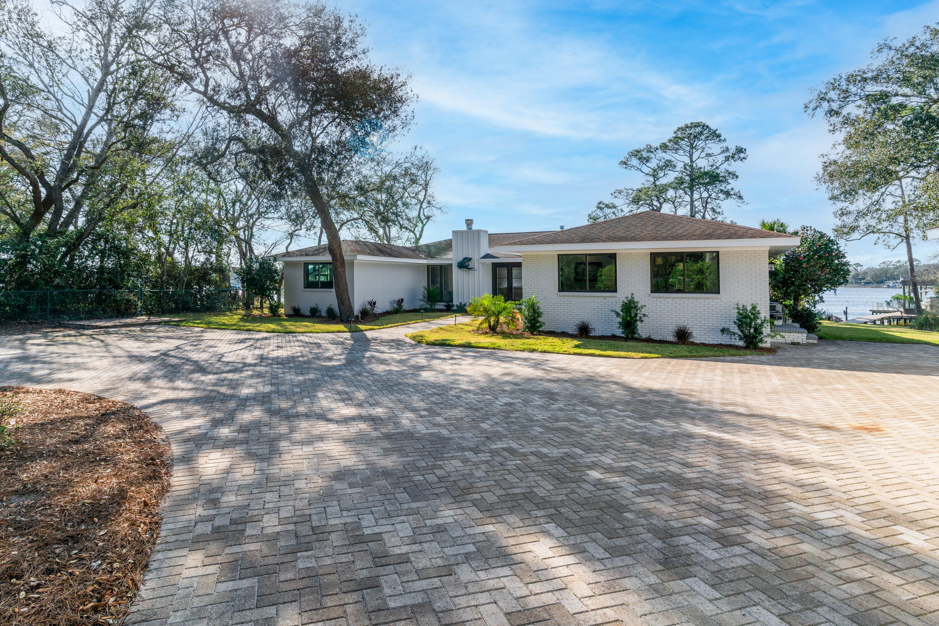 WOODLAND SHORES - Residential