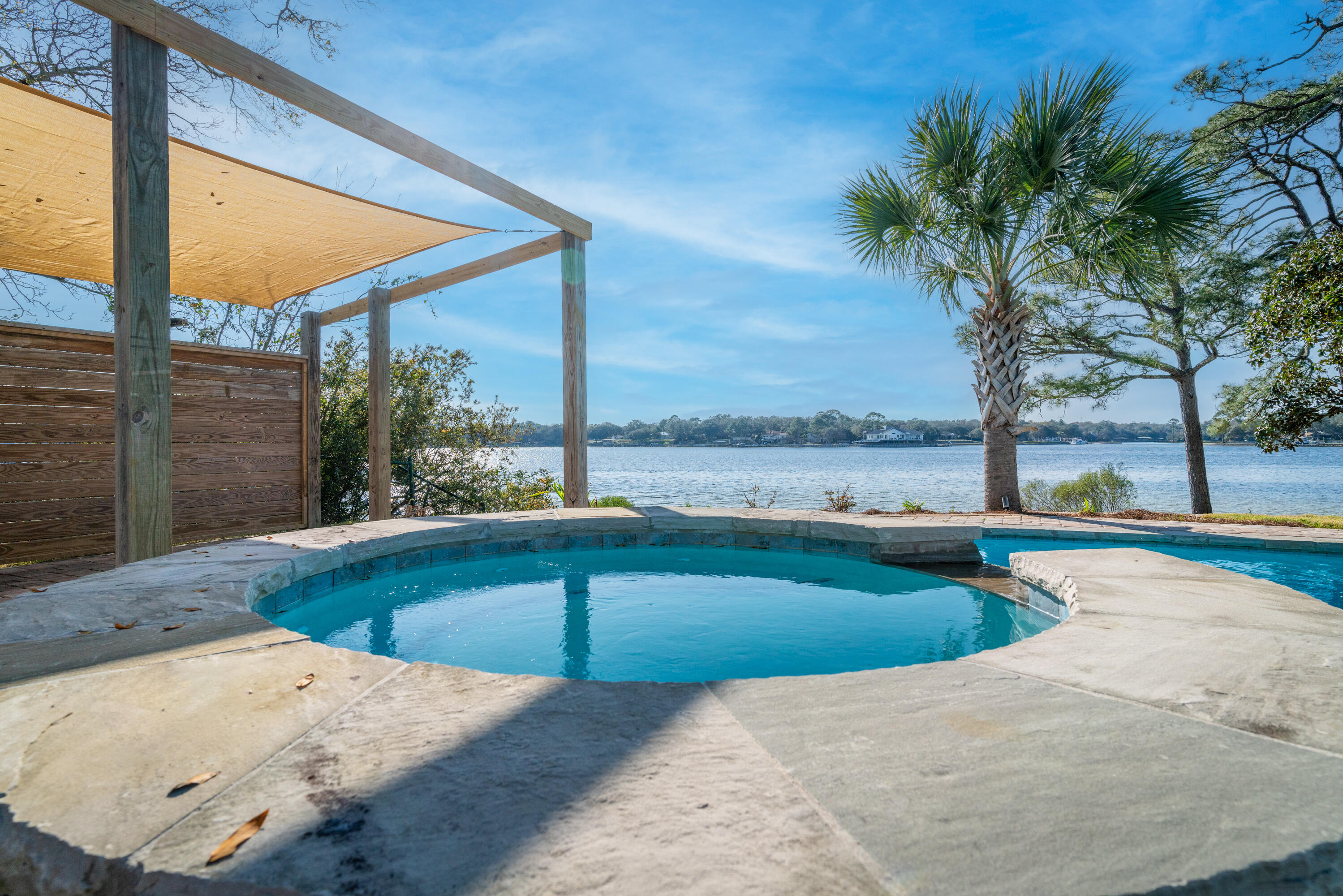 WOODLAND SHORES - Residential