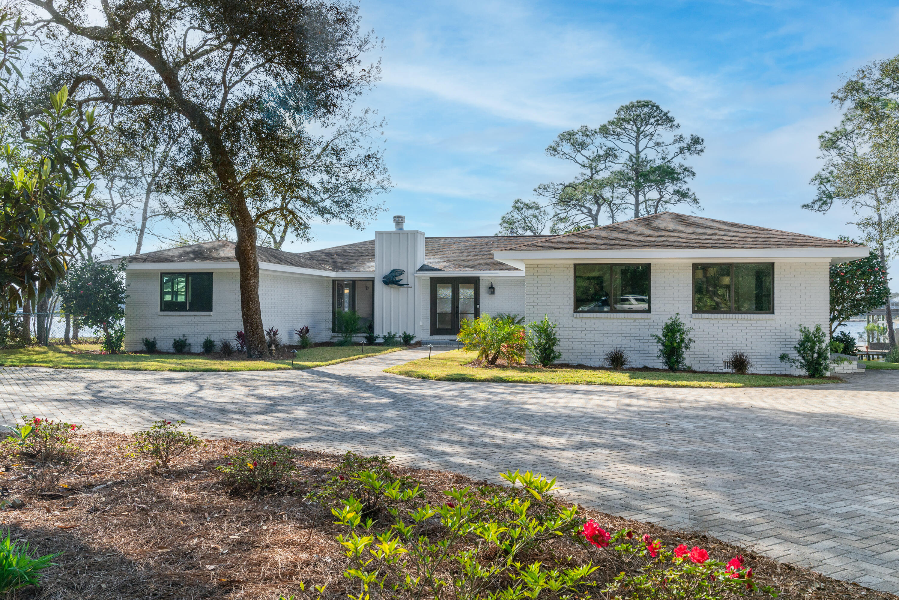 WOODLAND SHORES - Residential