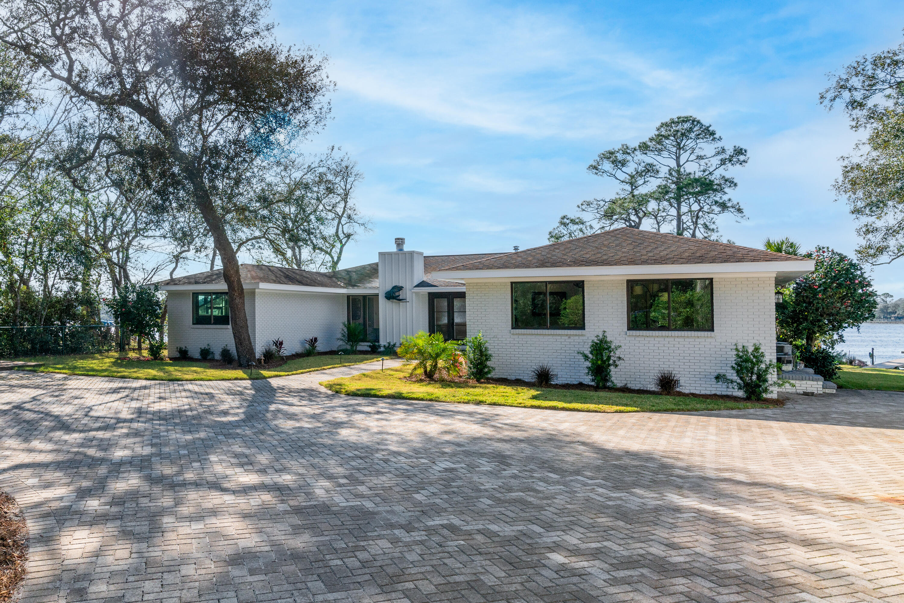 WOODLAND SHORES - Residential