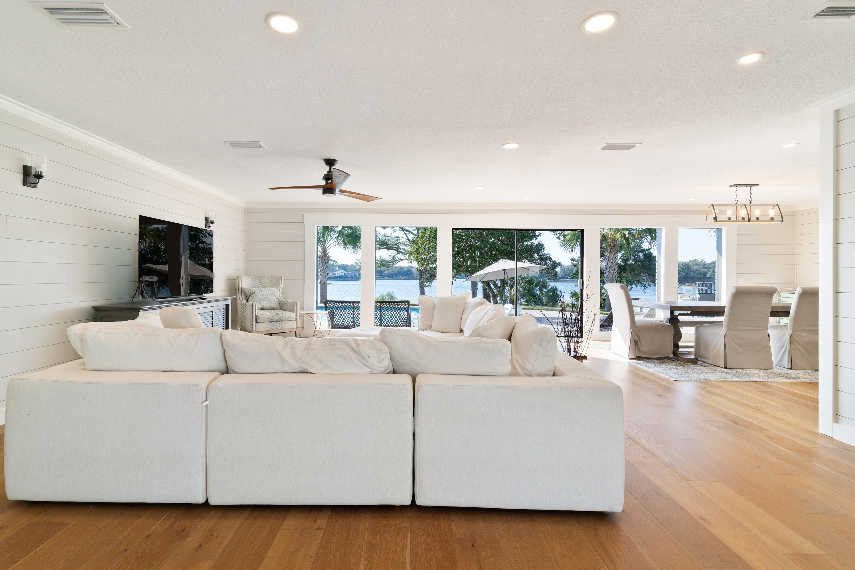 WOODLAND SHORES - Residential